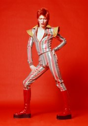 figurino-e-botas-que-estarc3a3o-na-exposic3a7c3a3o-photograph-by-masayoshi-sukita-c2a9-sukita-the-david-bowie-archive-2.jpg